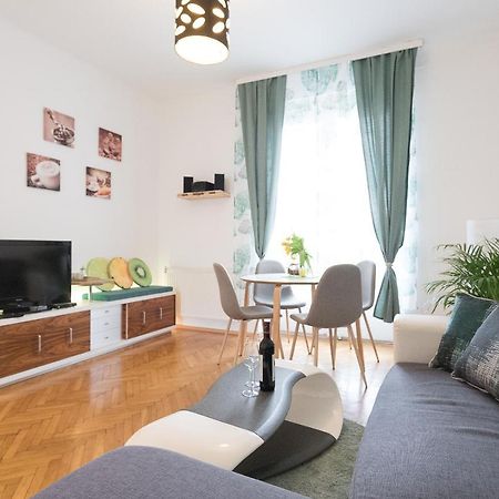 French Balcony - 45M² - Szeneviertel Apartment Wien Ngoại thất bức ảnh